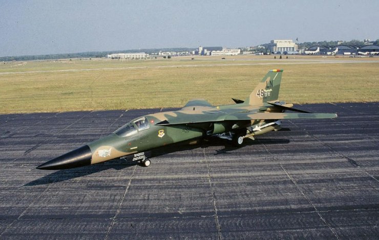бомбардировщик F-111, F-111, бомбардировщик F-111, американский бомбардировщик, многоцелевой бомбардировщик, самолет со стреловидным крылом, история авиации, легендарный самолет