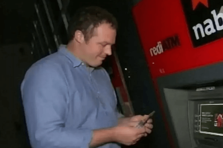 бармен Сондерс вийшов перевірити баланс картки