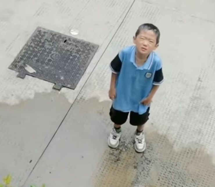 Мать проучила сына, который обливал водой одноклассников в школе, интересные новости, курьезы