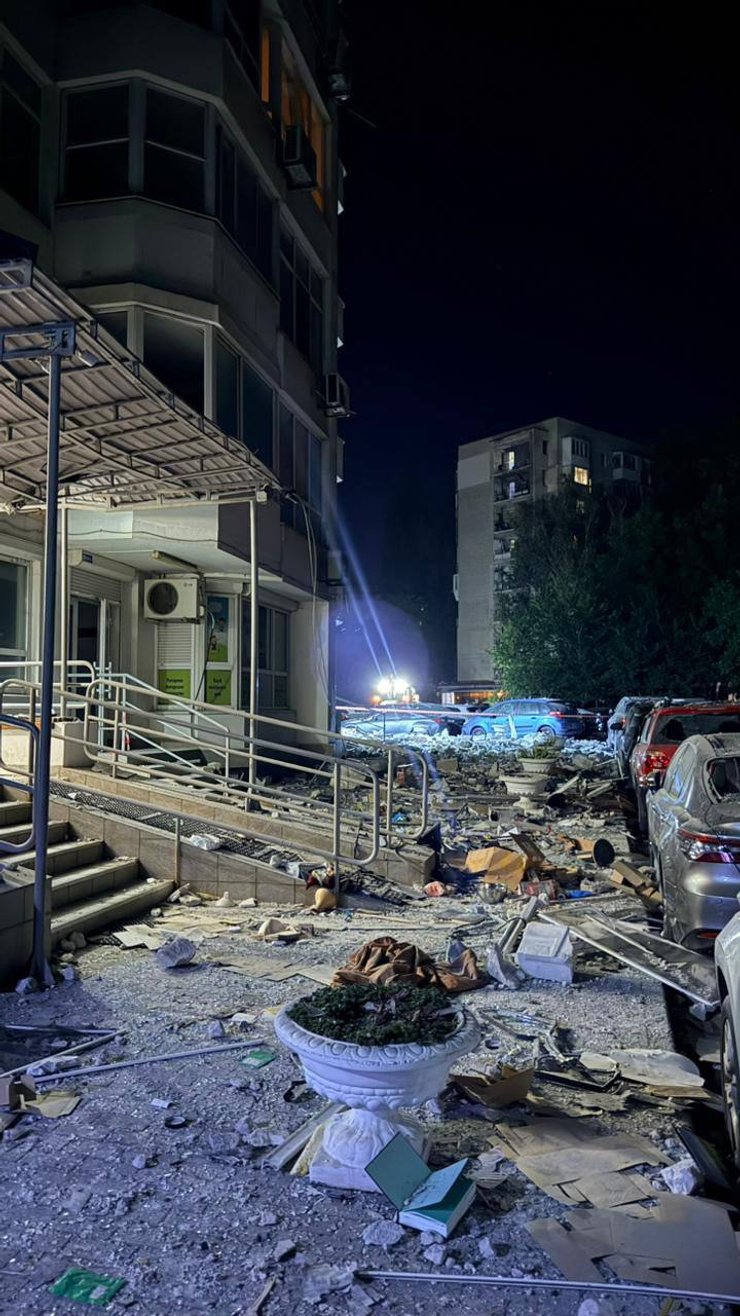 фото уламків у дворі багатоповерхівки після удару РФ 2 вересня