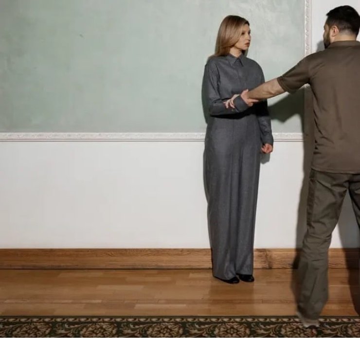 На фотоссесии для The Guardian в кадр как бы случайно попал Владимир Зеленский.