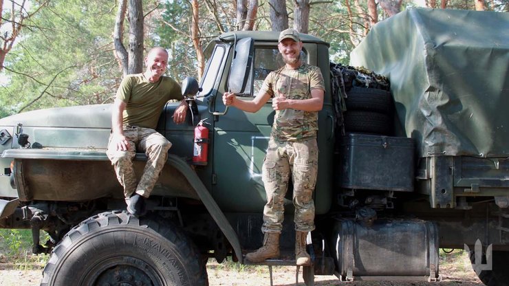 "Механик" и "Митяй" эвакуируют подбитую технику