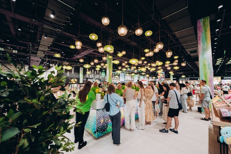 Офлайн-магазин дає те, що інтернет не здатен забезпечити: емоції, запахи, текстури, живе спілкування з консультантом.  Фото: BROCARD.