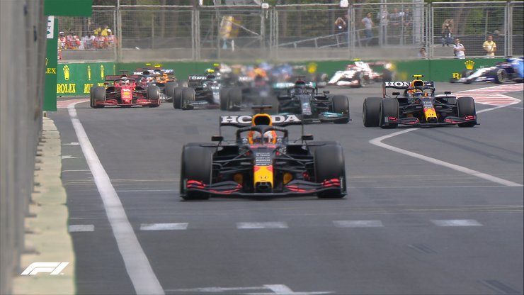 Пилоты Red Bull лидирую в гонке, 36 круг