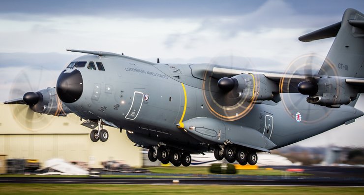 літак взлітає