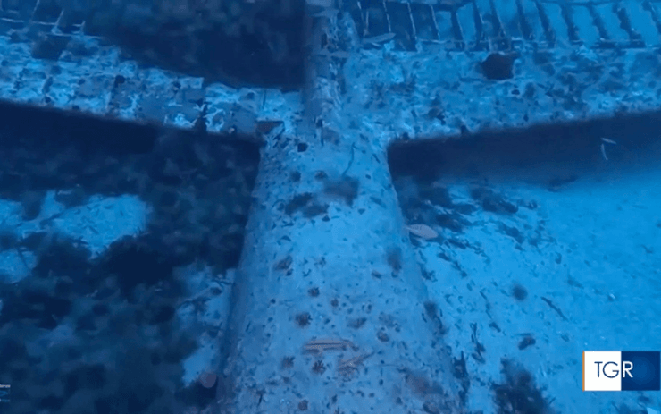 хвіст літака, дно моря, вода, фото