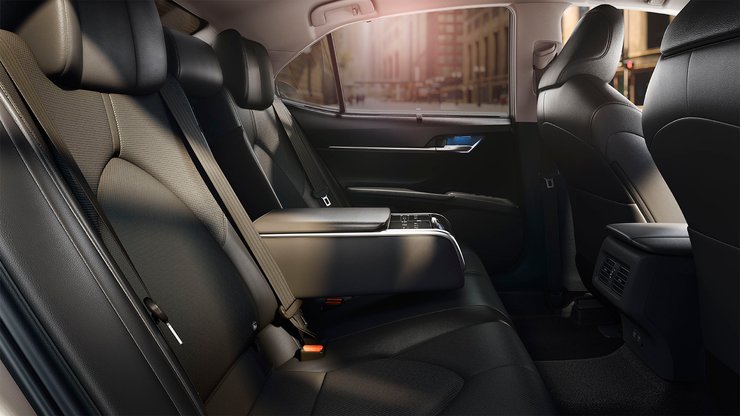 Задній ряд топ-комплектації оновленої Camry