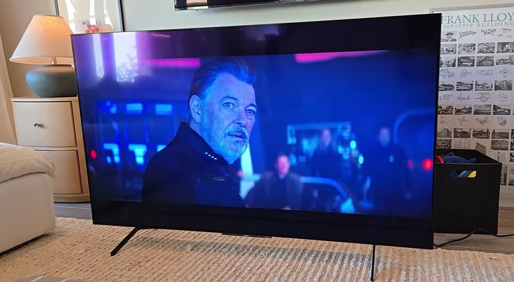 Телевізор Philips OLED974 F7 4K показує фільм