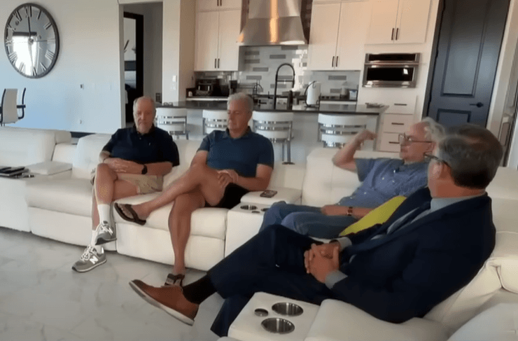 Группа домовладельцев на встрече в интерьере современного дома обсуждает трещины и строительные дефекты