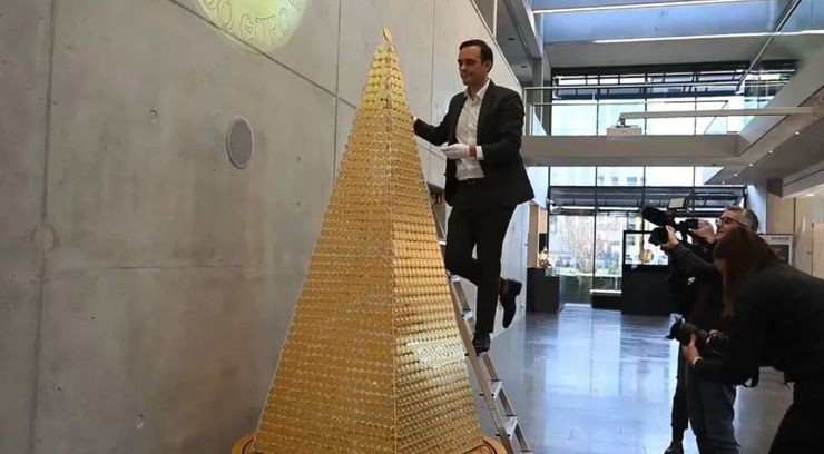 В Германии представили самую дорогую в мире елку, как выглядит дерево из чистого золота