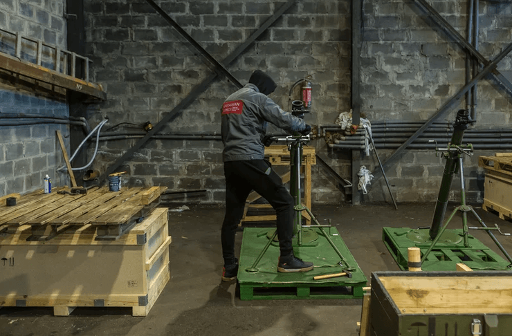 Рабочий делает миномет