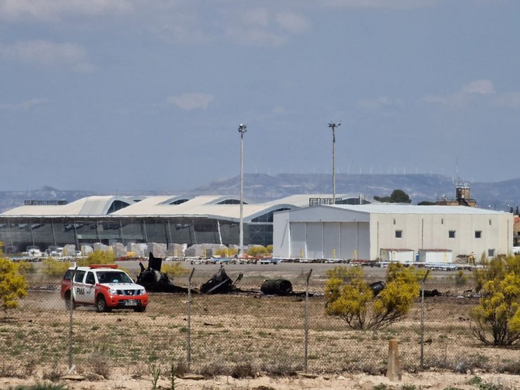 Обломки разбитого истребителя F-18