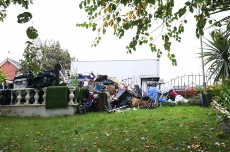 Доминик Манган из Ливерпуля, клептомания, мужчина развел свалку у себя возле дома, соседи в шоке