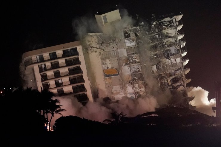 снос здания, взрыв, падает