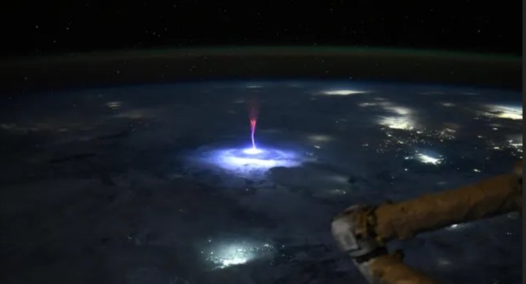 спрайт красная молния МКС астрофотография