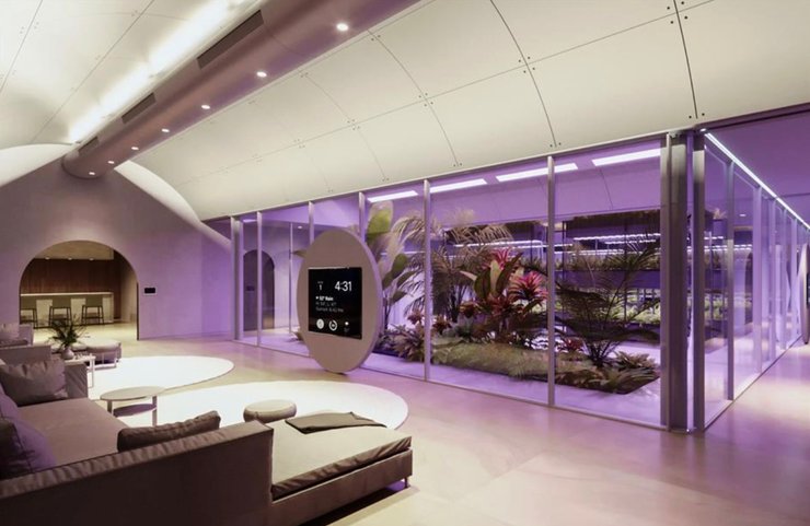 Современный интерьер роскошного подземного бункера с внутренним садом, стеклянными стенами и дизайнерским освещением