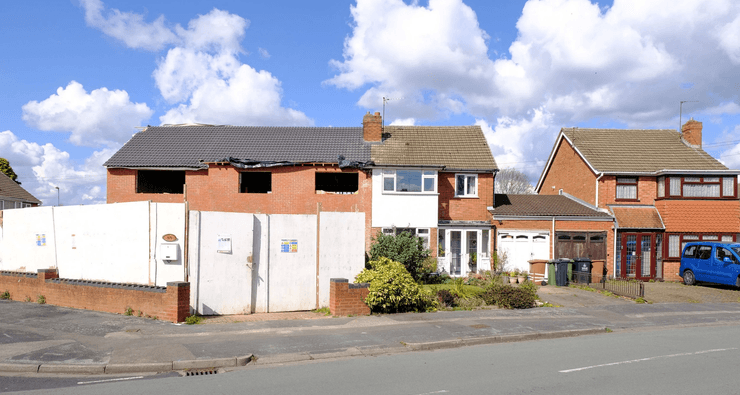 Особняк, чудовищный особняк, жалобы соседей, построили без разрешения, заставили снести особняк, гостиница Travelodge