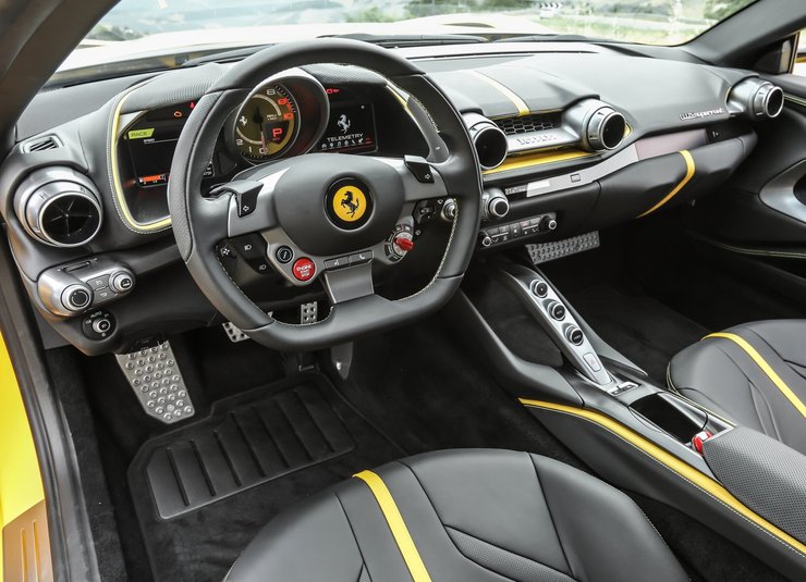 салон Феррари 812
