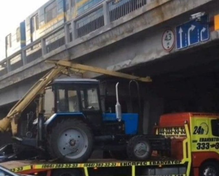 Эвакуация, трактор, Киев