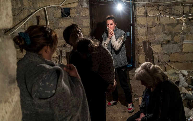 фото, военный конфликт в Нагорном Карабахе, жители Степанакерта укрываются в подвалах 