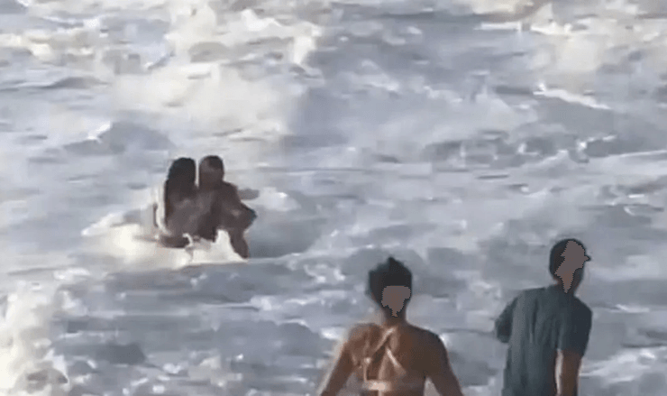 Чоловік врятував жінку, яка тонула, серфінгіст, врятував дівчину, яка могла потонути, віднесло в море, люди стояли і дивилися, робили селфі,