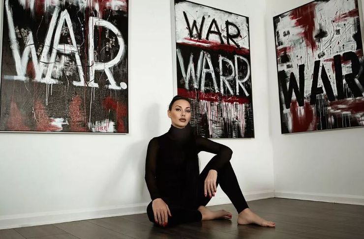 Художниця випилює золото на свої картини, щоб притягнути до себе багатство, курйози, приколи