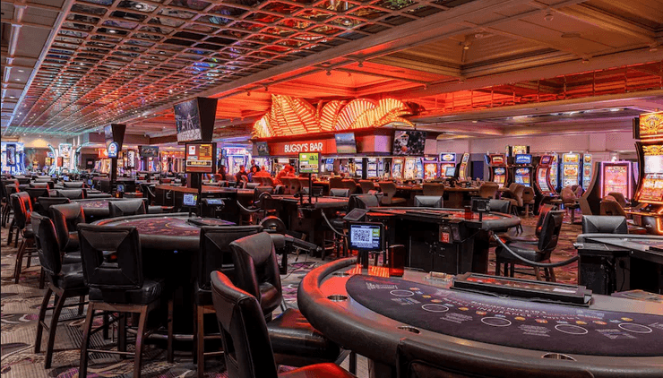 Інтер'єр казино Flamingo з ігровими столами та слот-машинами