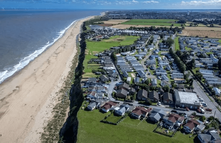 Дома на краю скалы, скала, обрыв, дом упадет в море, рухнет через 10 лет, эрозия земли, поганая погода, вид на мере,