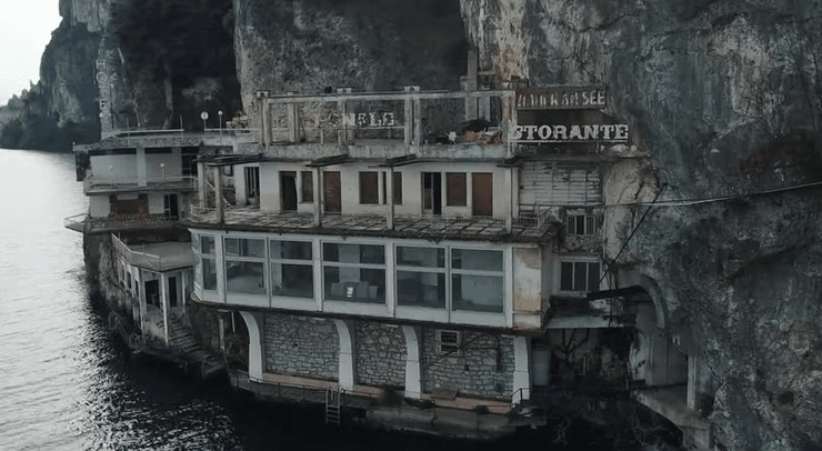 Готель у скелі на березі озера, готель, готель, Дім форелі, ресторан, історія готелю, покинутий готель, реставрація готелю