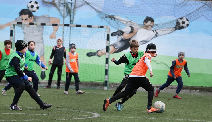 Хлопчики грають у футбол