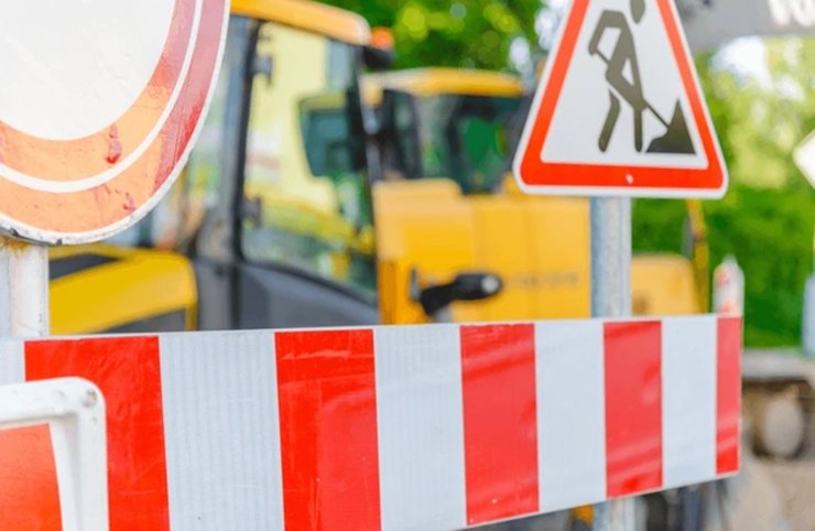 Ремонт дороги, перекрытая дорога, конфликт соседей, скандал через проезд, закрытый проезд, дорога, улица,