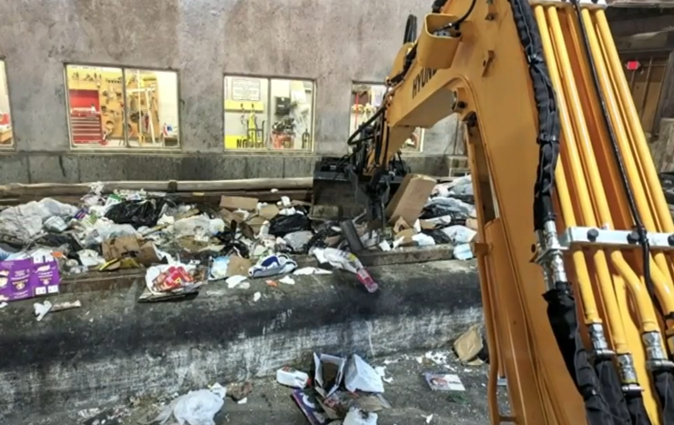 Выброшенное в мусорку бриллиантовое кольцо, украшение на помойке, курьезы, фото, видео, США