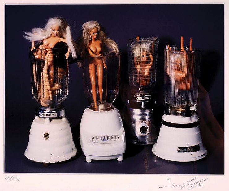Арт-инсталяция Барби в блендере