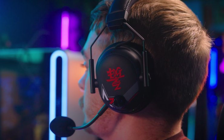 Геймер с игровыми наушниками Razer BlackShark V3 Pro на голове