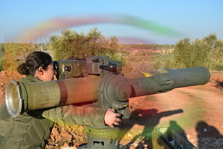 курдянка целится из системы птрк