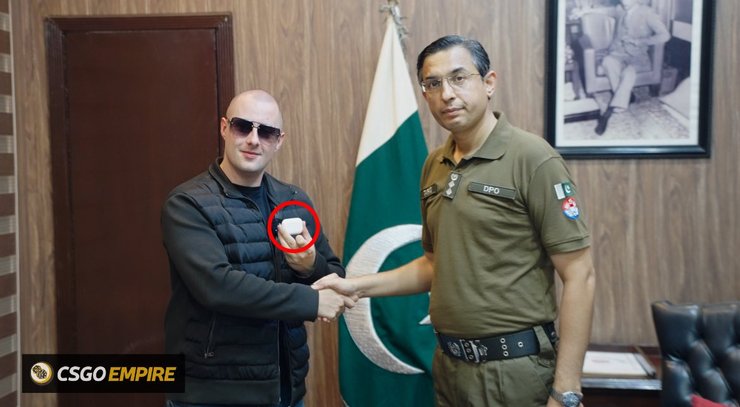 Блогеру повернули його викрадені навушники