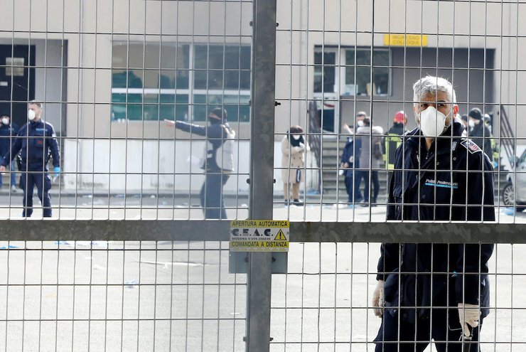 Тюремные бунты из-за коронавируса в Италии 