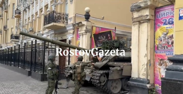 В воротах ростовского цирка застрял танк вагнеровцев