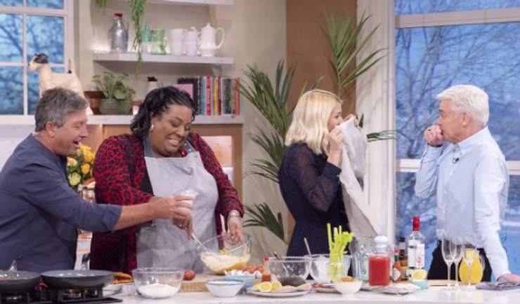 Элисон изображена с шеф-поваром Джоном Тородом