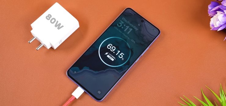 Смартфон OnePlus Nord CE 5 заряджається через кабель