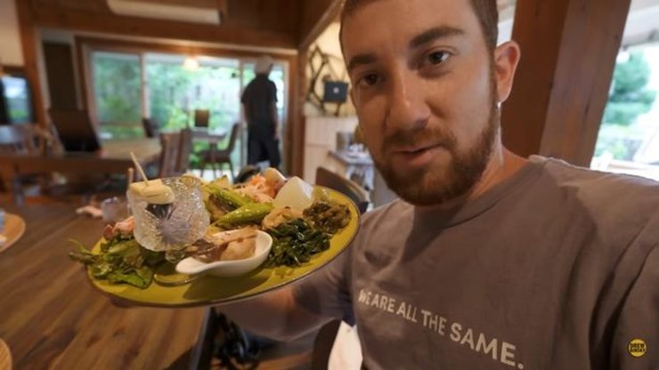 Блогер відвідав Японію, ютубер, Дрю Бінскі, острів Окінава, японська кухня, японська їжа, здорова їжа, секрет довголіття,