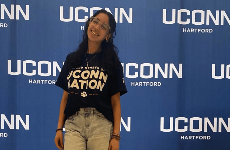 Дівчина подала до суду на школу, дівчина не вміє писати, дівчина не вміє читати, випускниця подала до суду, диплом з відзнакою