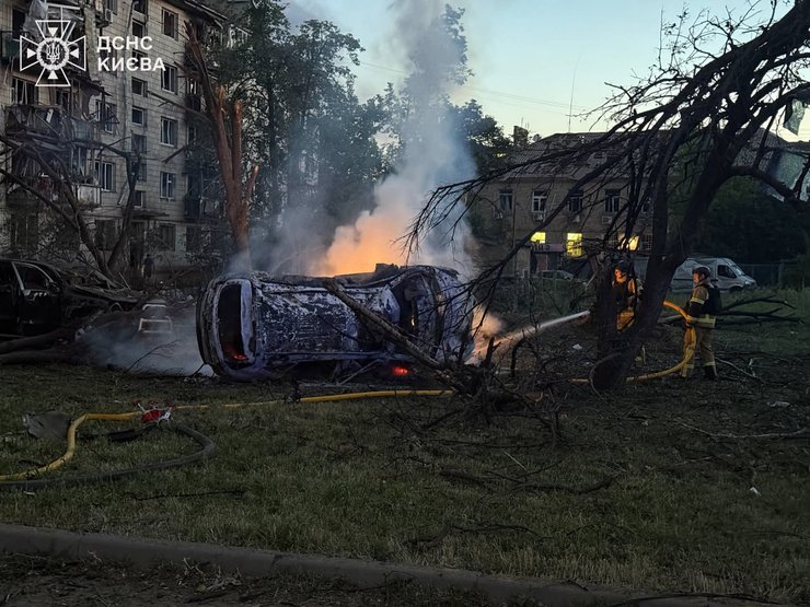 пожежа у дворі в Києві через атаку РФ