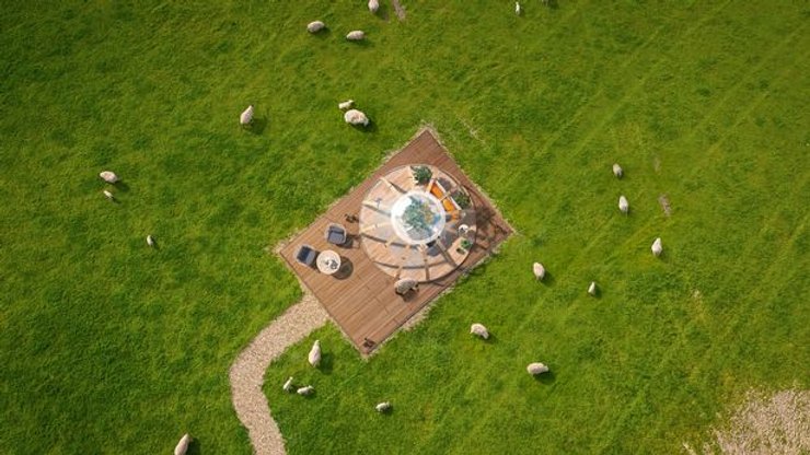 Вокруг купола ни души, лишь пронумерованные барашки.