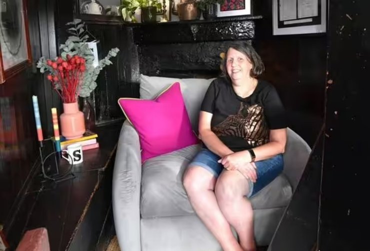 Самый маленький дом, внутри дома, дом, Британия, туристы, женщина, мебель,