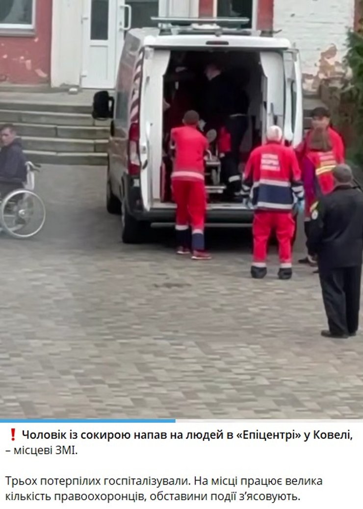 фотографии врачей и пострадавших после инцидента возле магазина "Эпицентр" в Ковеле, 6 октября