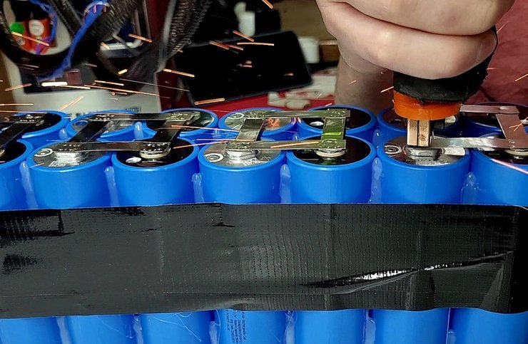 Зварювання батареї точковою зваркою