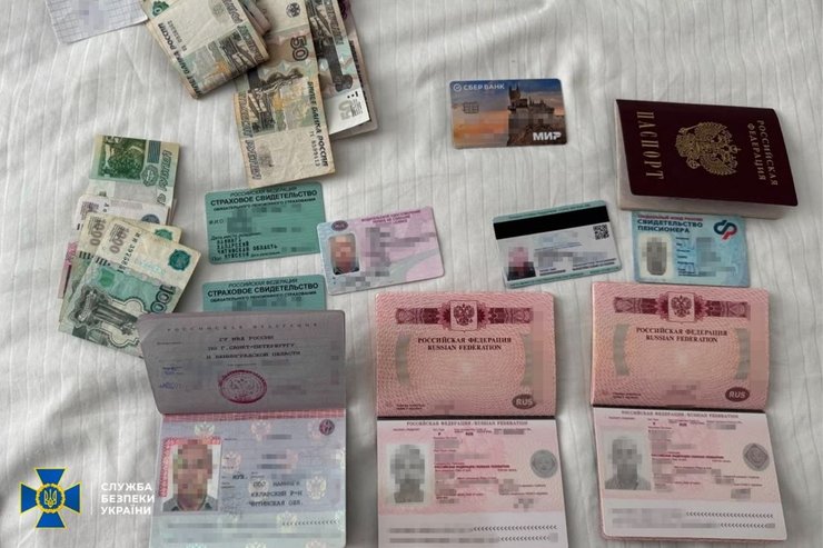 Під час обшуку у фігуранта було виявлено російські паспорти та гроші
