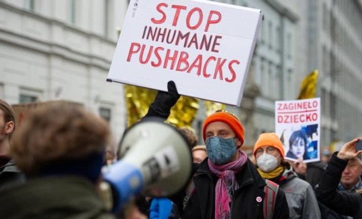 В польских городах проходят митинги против жестокого обращения с нелегальными мигрантами на границе и процедуры pushback . Фото 2.