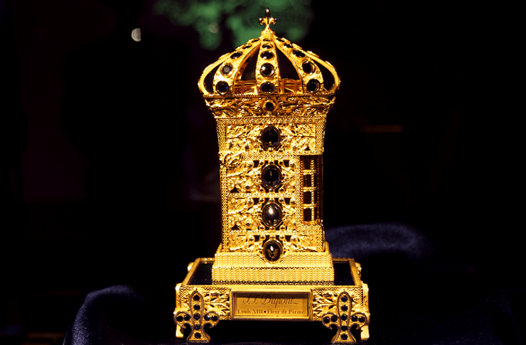 Самая дорогая зажигалка для сигар в мире, Louis XIII Fleur de Parme, мировой рекорд, украшенная сапфирами, сделанная из чистого золота